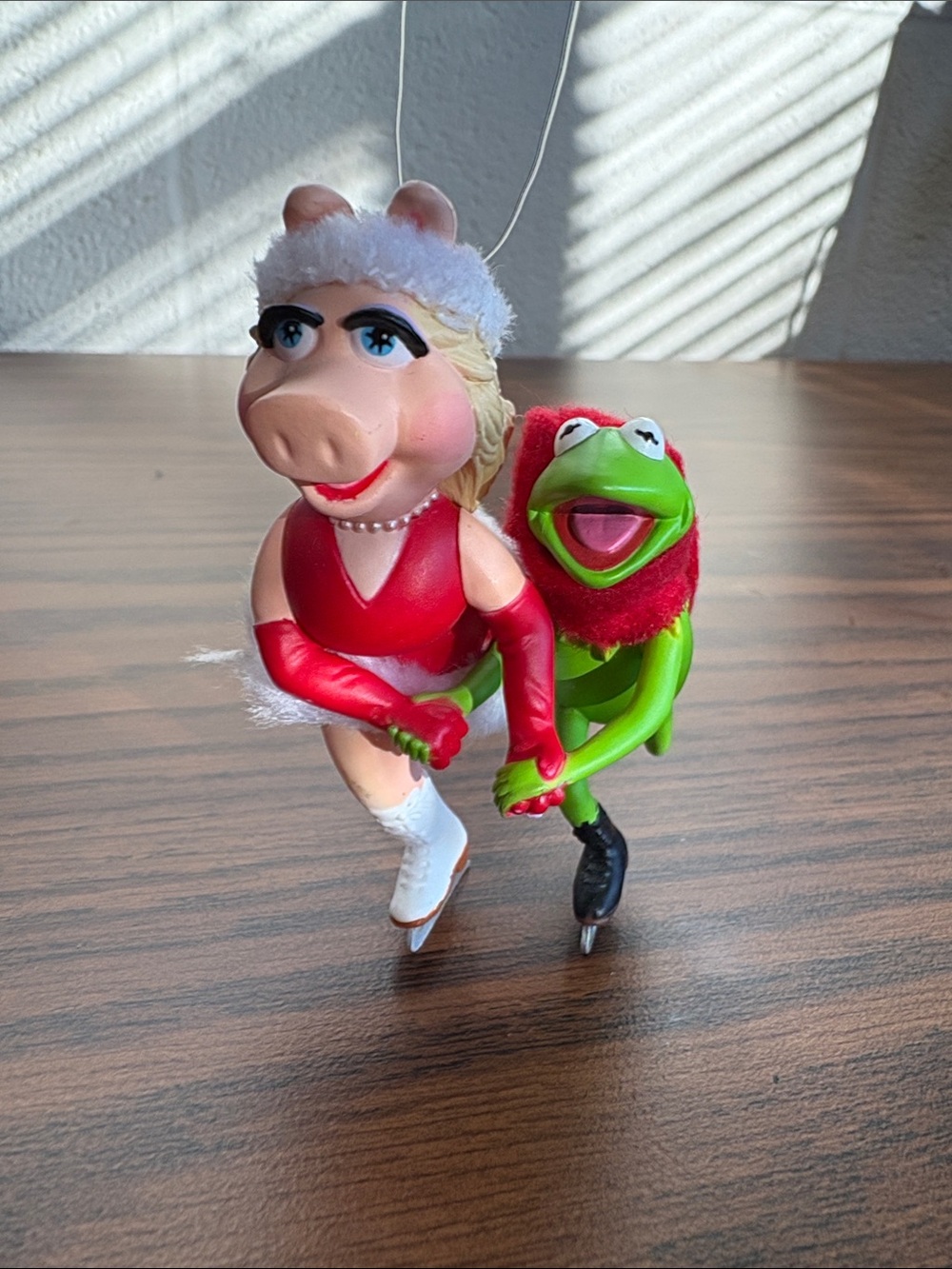 2003 Hallmark Keepsake Ornament 'On Frozen Pond' Muppets Kermit & Miss Piggy